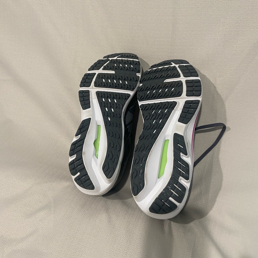 Mizuno Women’s Running Shoes – Size 11.5 – Gray – Excellent Condition - Picture 8 of 10